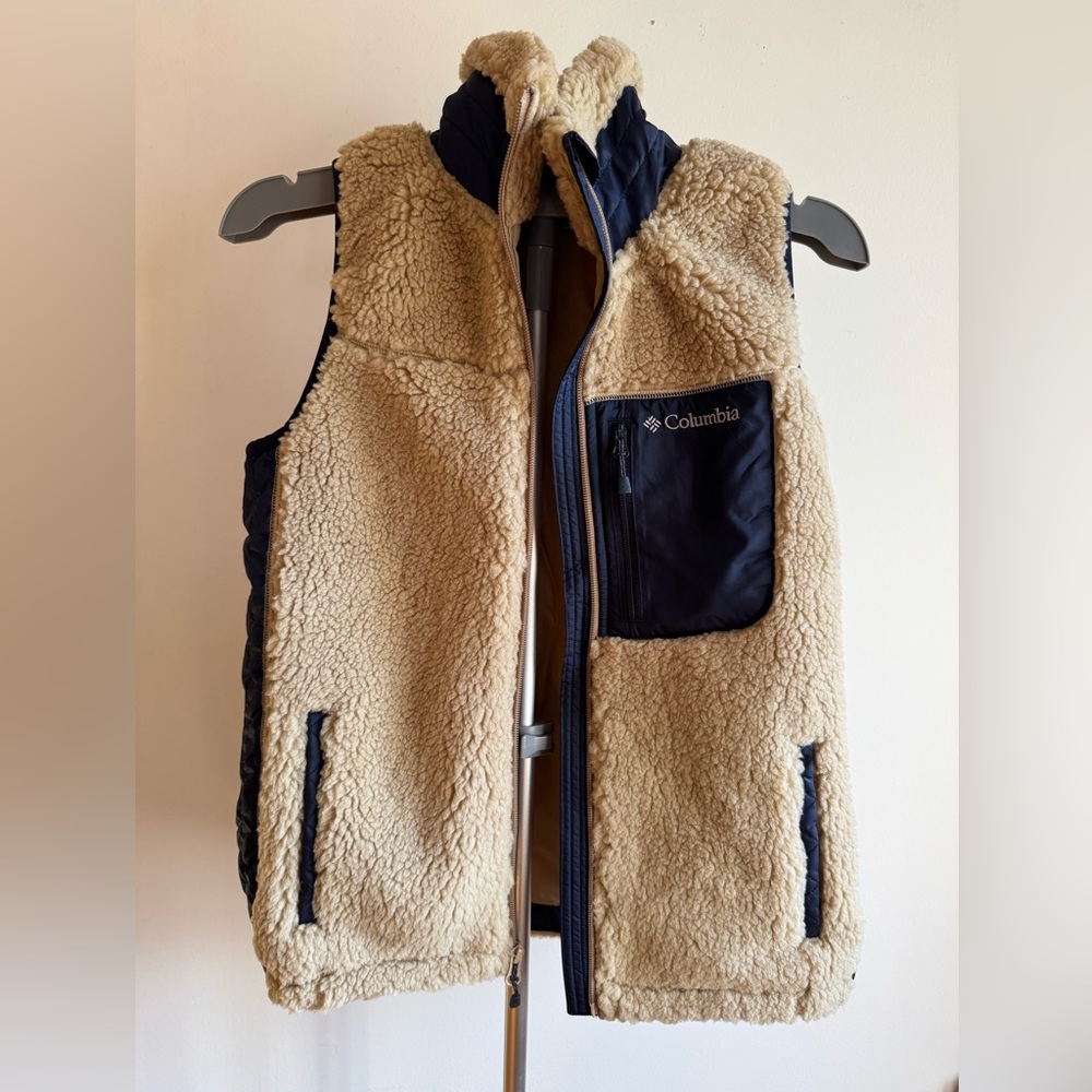 Columbia Women’s Archer Ridge Vest in size XS. Color: Beach/Dark Nocturnal